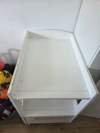 Cambiador de bebes blanco con cajón y balda
