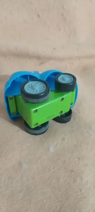 Juguete avión azul y verde. Aplastas y avanza