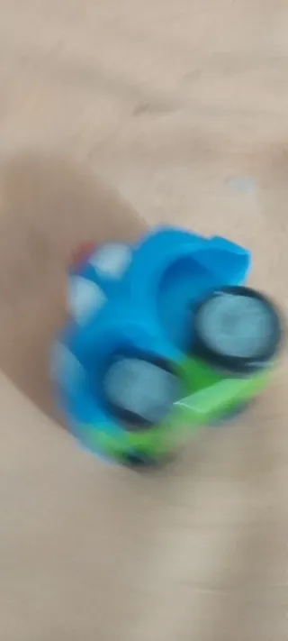 Juguete avión azul y verde. Aplastas y avanza