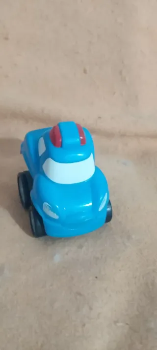 Juguete avión azul y verde. Aplastas y avanza