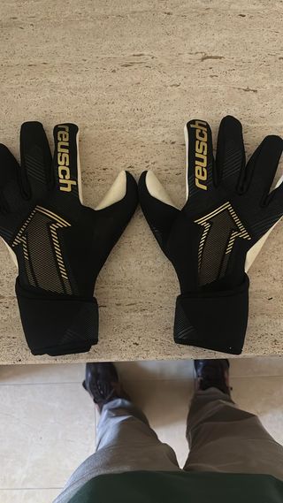 Guantes de portero Reusch negros y dorados