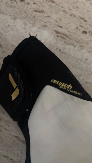 Guantes de portero Reusch negros y dorados