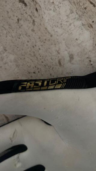 Guantes de portero Reusch negros y dorados