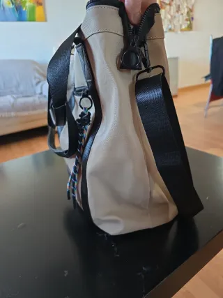 Bolso de hombro y de mano beige y negro