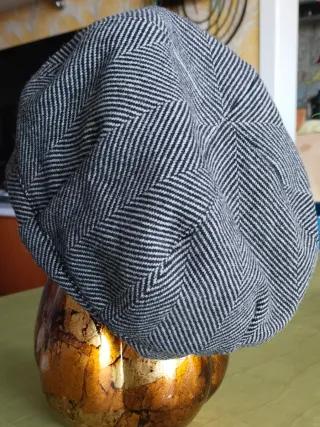 Gorra estilo boina gris y negra