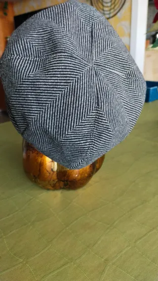Gorra estilo boina gris y negra
