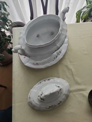 Sopera de porcelana con plato