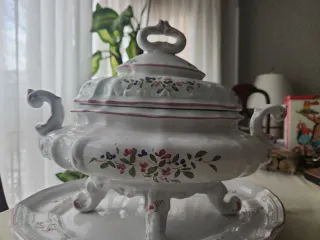 Sopera de porcelana con plato