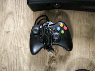 Xbox 360 Slim 500GB + Giochi + Controller