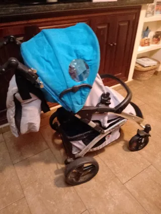 Carro de bebé con capota y plástico