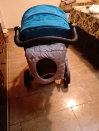 Carro de bebé con capota y plástico