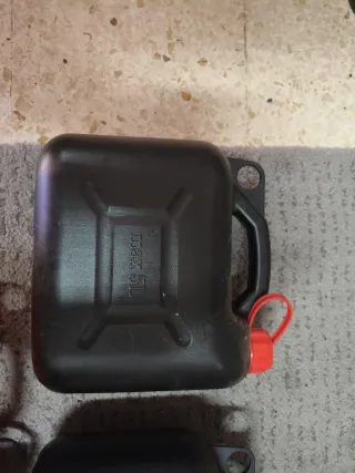 Garrafas 5L Negras y Rojas