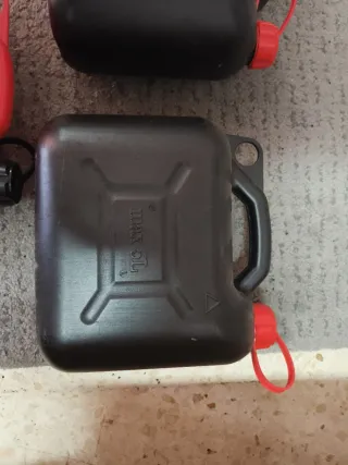 Garrafas 5L Negras y Rojas