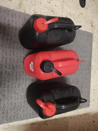 Garrafas 5L Negras y Rojas