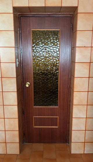 Puerta con cristal decorado