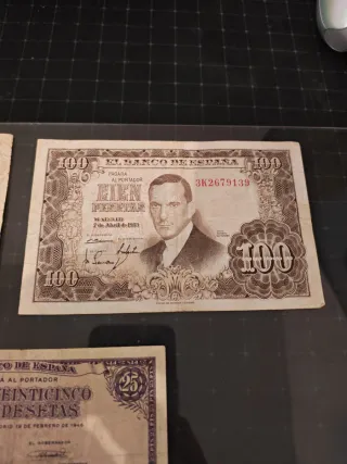 Lote 3 Billetes: 25 y 100 Pesetas