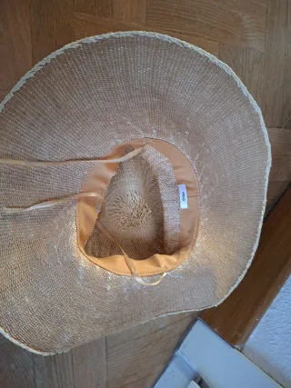 Pamela ancha de rafia