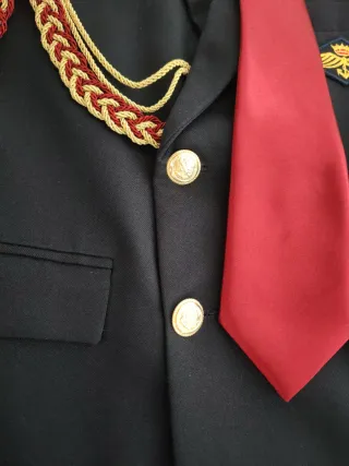 Traje de comunión negro y rojo
