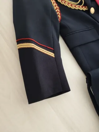 Traje de comunión negro y rojo