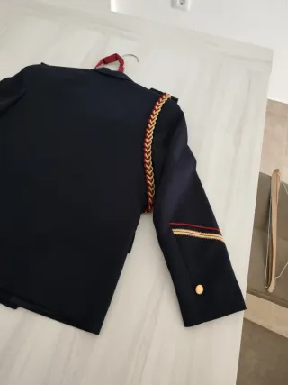 Traje de comunión negro y rojo