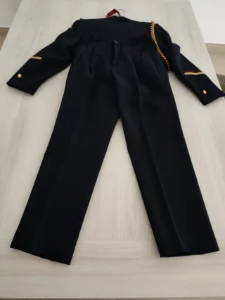 Traje de comunión negro y rojo