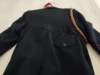 Traje de comunión negro y rojo