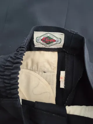 Traje de comunión negro y rojo