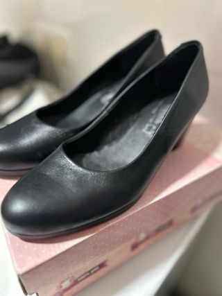 Tacones negros elegantes