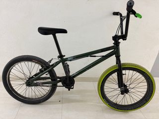 Bicicleta BMX verde para niño