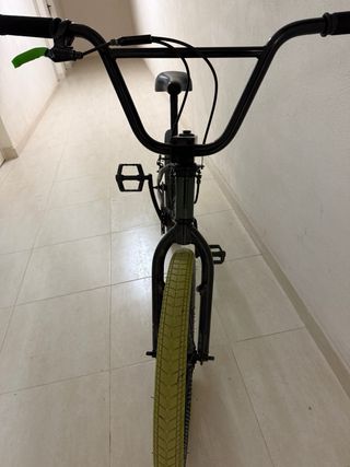 Bicicleta BMX verde para niño