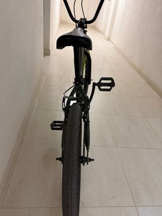 Bicicleta BMX verde para niño