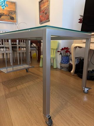 Mesa de escritorio de cristal y metal