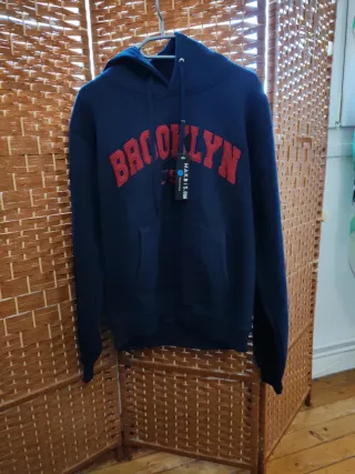 Sudadera Brooklyn azul,letras rojas, caucha.UNISEX
