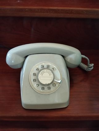 Teléfono antiguo beige con dial giratorio