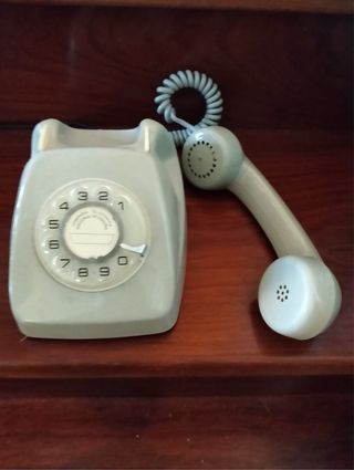 Teléfono antiguo beige con dial giratorio
