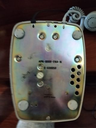 Teléfono antiguo beige con dial giratorio