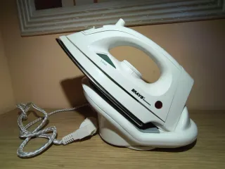 Plancha de ropa inalámbrica Bravo.