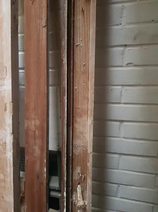 Puerta de madera, pesa mucho