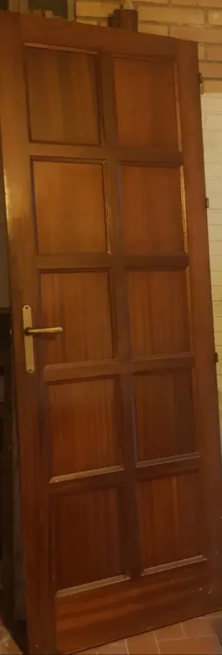 Puerta de madera, pesa mucho