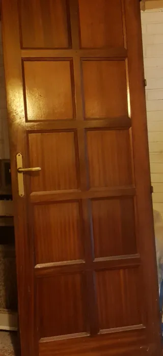 Puerta de madera, pesa mucho