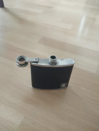 Petaca de licor negra