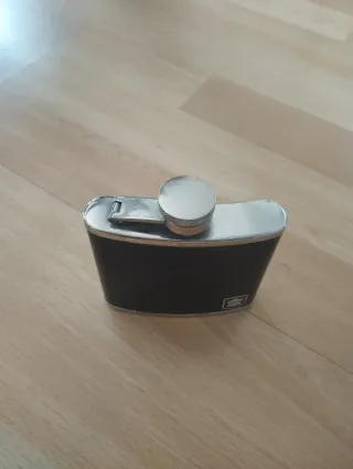 Petaca de licor negra