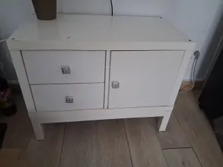 Mueble blanco con cajones y puerta
