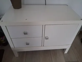 Mueble blanco con cajones y puerta