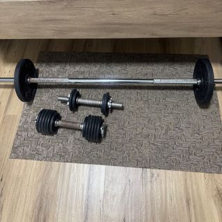 Barra y mancuernas con discos