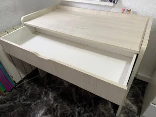 Escritorio de madera con cajón