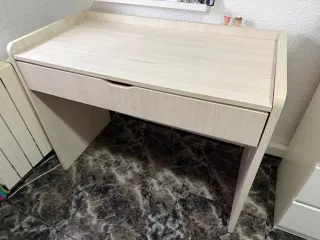 Escritorio de madera con cajón