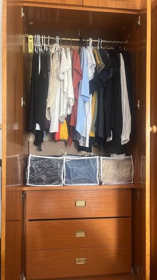 Armario de madera maciza hecho a mano