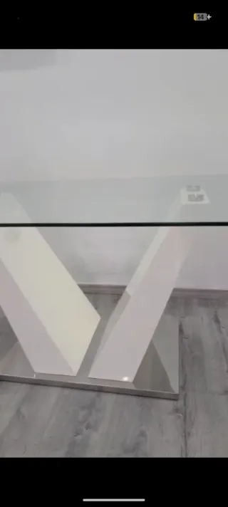 Mesa de comedor cristal blanca y plataforma cloma