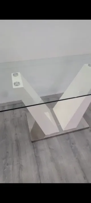 Mesa de comedor cristal blanca y plataforma cloma